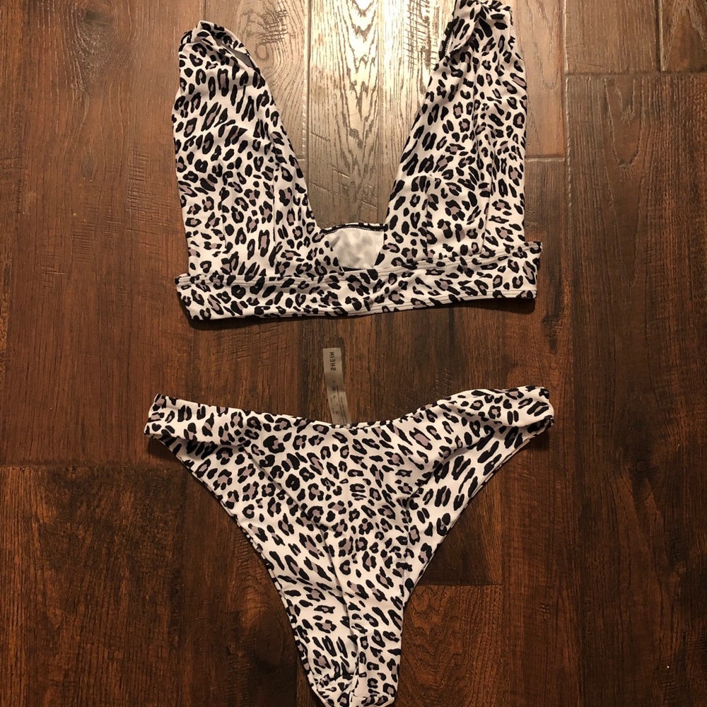 Leopard/ cheetah swimsuit bikini. Only tried on